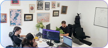 Equipo Cambalache Studio trabajando en proyectos